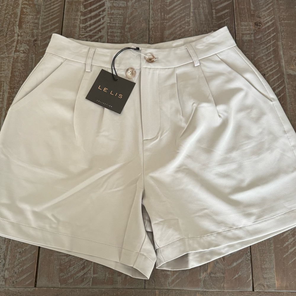 NWT LE LIS Trouser Shorts Khaki Beige Tan Sz Small
